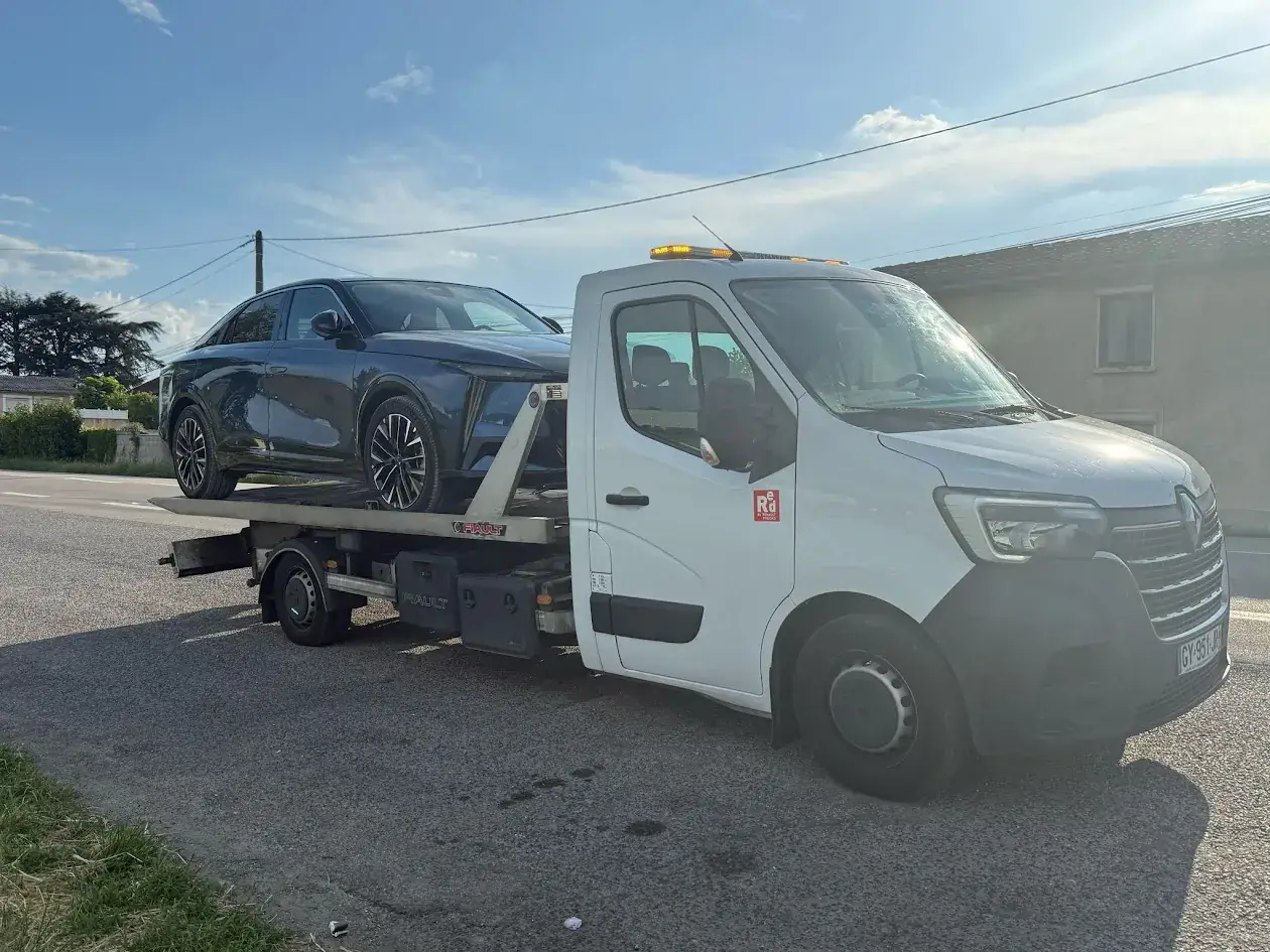 Camion plateau Fast Depann transportant une voiture
