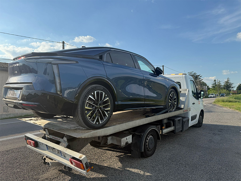 Remorquage de voiture électrique sur plateau