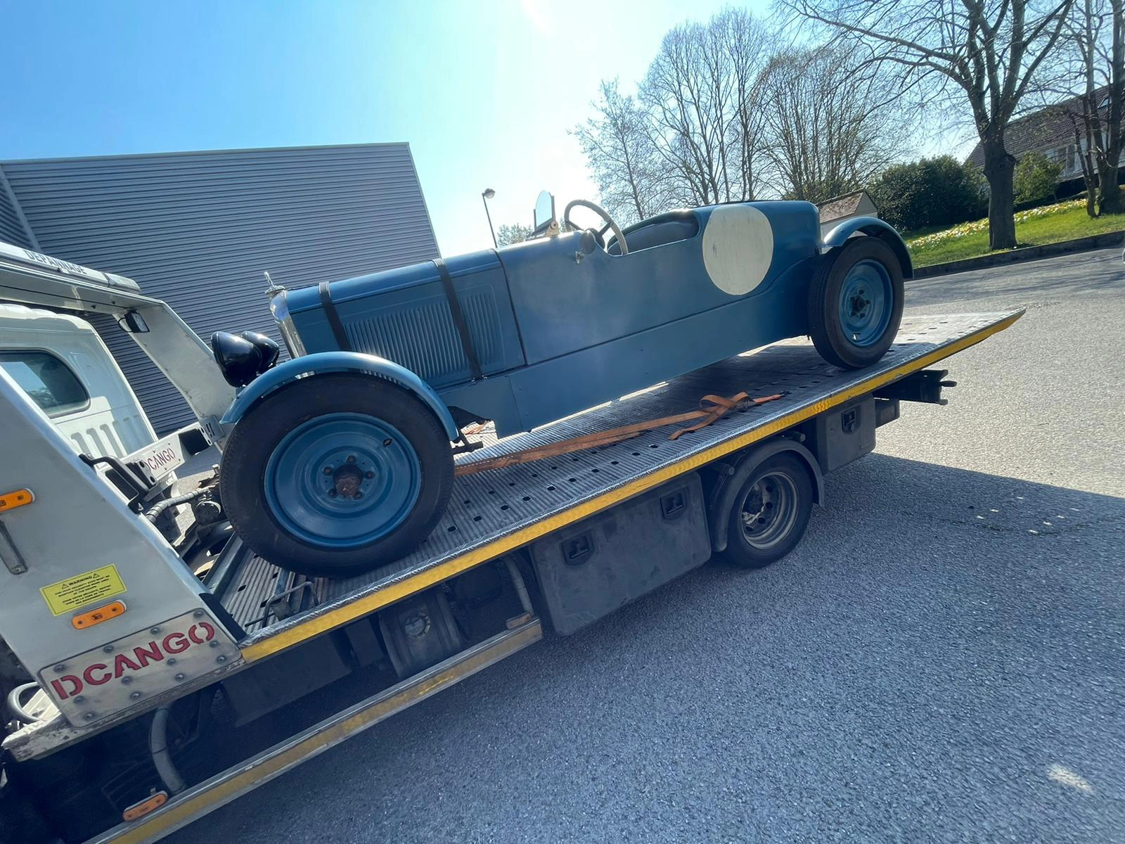 Dépanneuse effectuant un remorquage voiture de collection sur plateau Dépanneuse effectuant un remorquage voiture de collection sur plateau